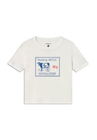 Witte katoenen t-shirt met een blauwe grafische label waarop een koe staat afgebeeld, samen met de tekst "Thinking MUUU 500 gr" in een vierkante rand en een geruite patroon.