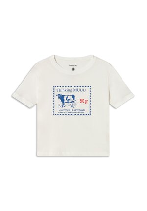 Witte katoenen t-shirt met een blauwe grafische label waarop een koe staat afgebeeld, samen met de tekst "Thinking MUUU 500 gr" in een vierkante rand en een geruite patroon.