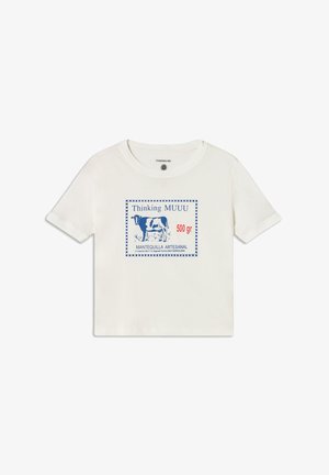 White cotton t-shirt featuring a blue graphic label with a cow and text "Thinking MUUU 500 gr" encased in a square border and checkered pattern.
