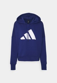 Felpa blu navy realizzata in misto cotone, con maniche lunghe, cappuccio e logo Adidas bianco sul davanti. Presenta una vestibilità comoda e orlo a coste.