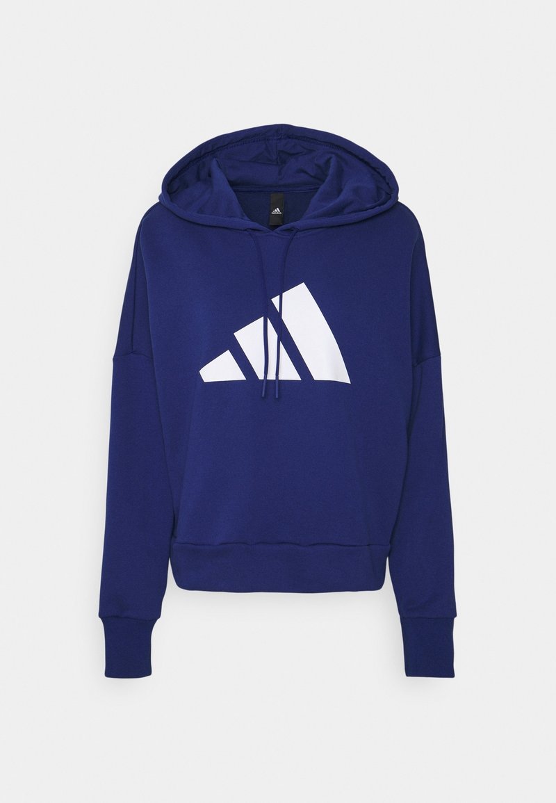 Felpa blu navy realizzata in misto cotone, con maniche lunghe, cappuccio e logo Adidas bianco sul davanti. Presenta una vestibilità comoda e orlo a coste.