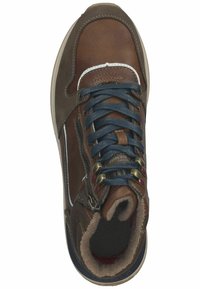 Sneaker di pelle marrone con lacci blu, colletto imbottito e zip laterale. Presenta inserti in camoscio e suola in gomma. Pannelli in rete testurizzati visibili.