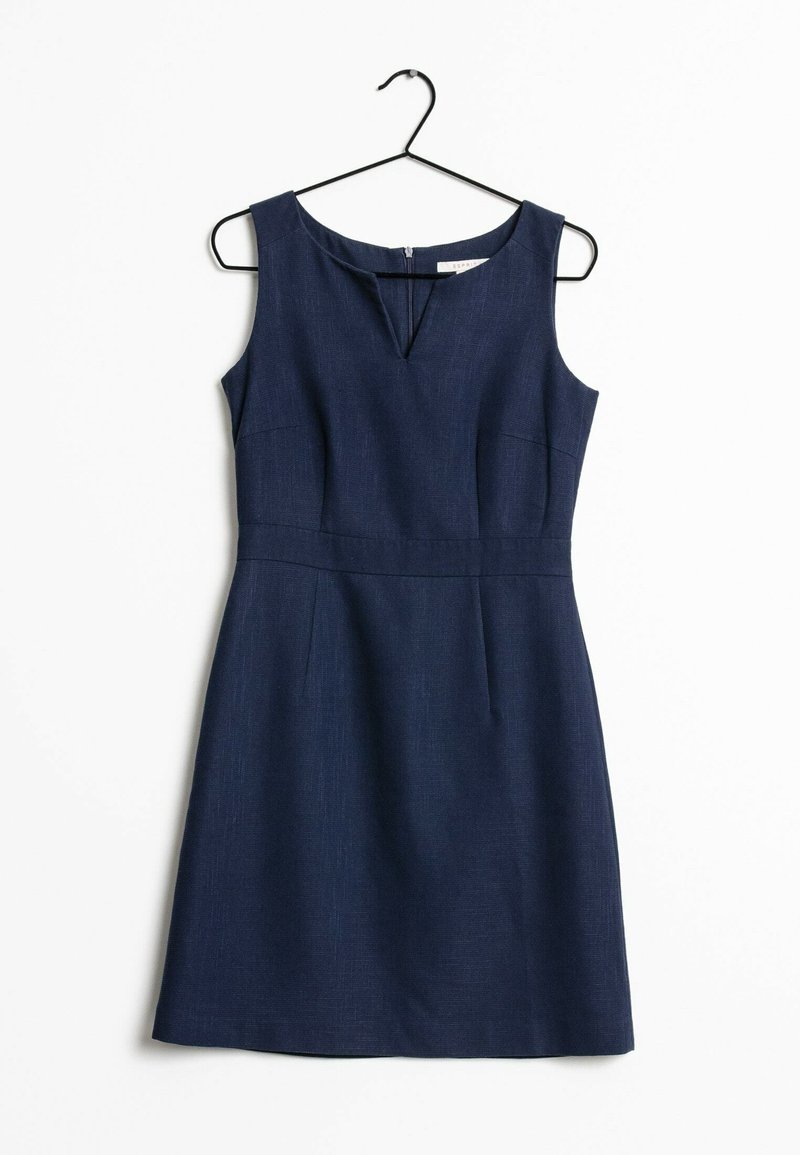 Robe sans manches bleu marine avec un décolleté en V, un corsage structuré et deux plis sur le devant. Texture lisse, suspendue à un crochet en métal noir.