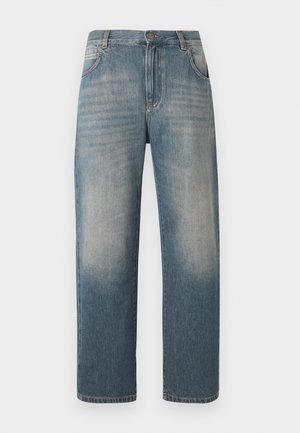 Blauwe, vervaagde, rechtbenige spijkerbroek met steekzakken aan de voorkant en knoopsluiting, geplaatst op een effen witte achtergrond.