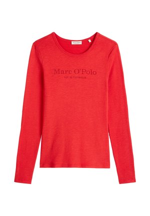 Rotes langärmliges T-Shirt aus weichem Stoff. Mit rundem Halsausschnitt und dem Text "Marc O'Polo EST. IN STOCKHOLM" in dunkler Schrift.