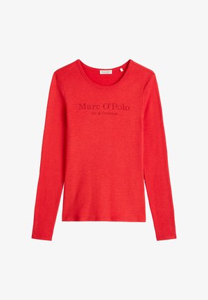 Rotes langärmliges T-Shirt aus weichem Stoff. Mit rundem Halsausschnitt und dem Text "Marc O'Polo EST. IN STOCKHOLM" in dunkler Schrift.