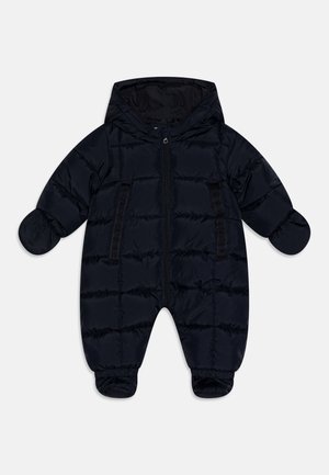 Combinaison de neige pour bébé matelassée noire avec capuche, manches longues, moufles, couvre-pieds et fermeture éclair frontale.