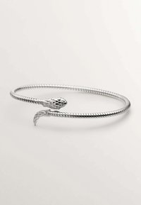 Pulsera de serpiente en tono plateado con un diseño flexible y en espiral. Presenta una cabeza y una cola de serpiente texturizadas, mostrando un detallado intrincado.