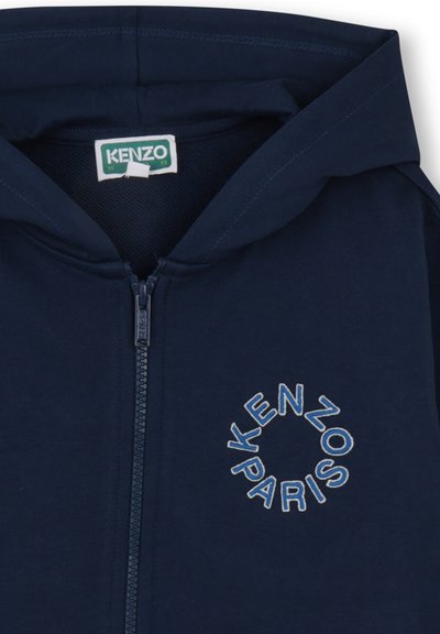 Felpa con cappuccio blu navy con cerniera, realizzata in morbido cotone e caratterizzata da un grande logo circolare ricamato con la scritta "KENZO PARIS" in filo bianco e azzurro.