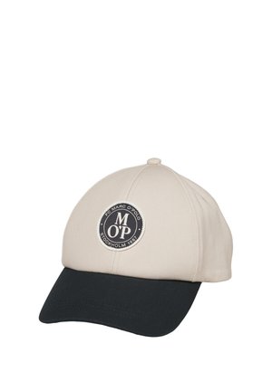 Béžová a čierna baseballová čiapka s okrúhlou nášivkou s logom M O’P a nápisom "FC Marc O’Polo Stockholm 1967" na prednom paneli.