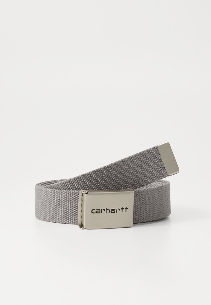 Pelēka austā josta ar sudraba metāla sprādzi. Sprādze ar iegravētu "carhartt" logo. Tekstūru audums ar plakanu dizainu, piemērots ikdienas valkāšanai.