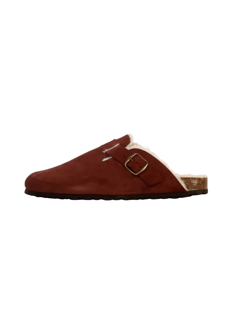 Zoccoli in suede di colore arancione bruciato con fodera in pelliccia bianca, un'apertura con fibbia in metallo e suola in gomma testurizzata. Design slip-on a profilo basso.