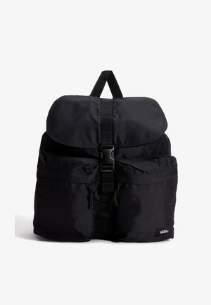 Sort rygsæk lavet af holdbart stof, med klaplukning, justerbare stropper, forlommer og en logomærkat nederst.