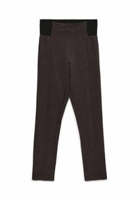 Donkere grijze leggings met een brede zwarte tailleband, met een gladde textuur en taps toelopende benen, ontworpen voor comfort en bewegingsgemak.