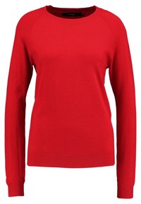 Rød strikket sweater med rund halsudskæring, lange raglanærmer, ribbede manchetter og kant, glat tekstur, ingen mønstre eller synlig hardware.