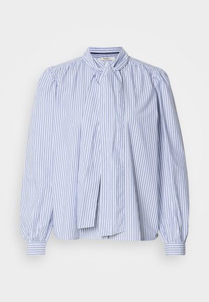 Ανοικτό μπλε και λευκή ριγέ μπλούζα με φουσκωτά μανίκια, κολάρο με κορδόνι και κουμπωτές μανσέτες, κατασκευασμένη από μαλακό ύφασμα με λείο υφή.