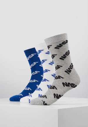 Tre par strumpor: marinblå, vita och grå, var och en med ett svart NASA-logomönster. Blandning av bomull med ribbade toppar, avslappnad crew-längd.