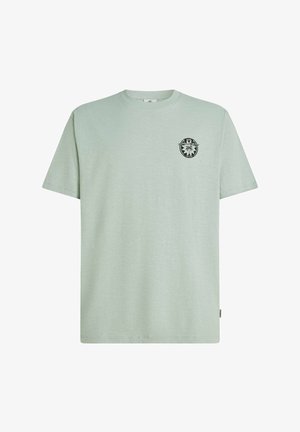 T-shirt in cotone verde chiaro con maniche corte, scollo rotondo e piccolo dettaglio grafico nero sul petto a sinistra. Vestibilità comoda, texture semplice.