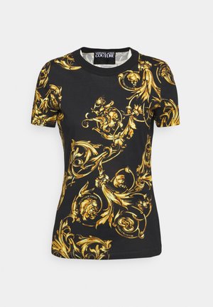 Sort T-shirt med korte ærmer med udsmykkede gyldne blomsterbarokmønstre og en rund halsudskæring, mærket Versace Jeans Couture inde i kraven.