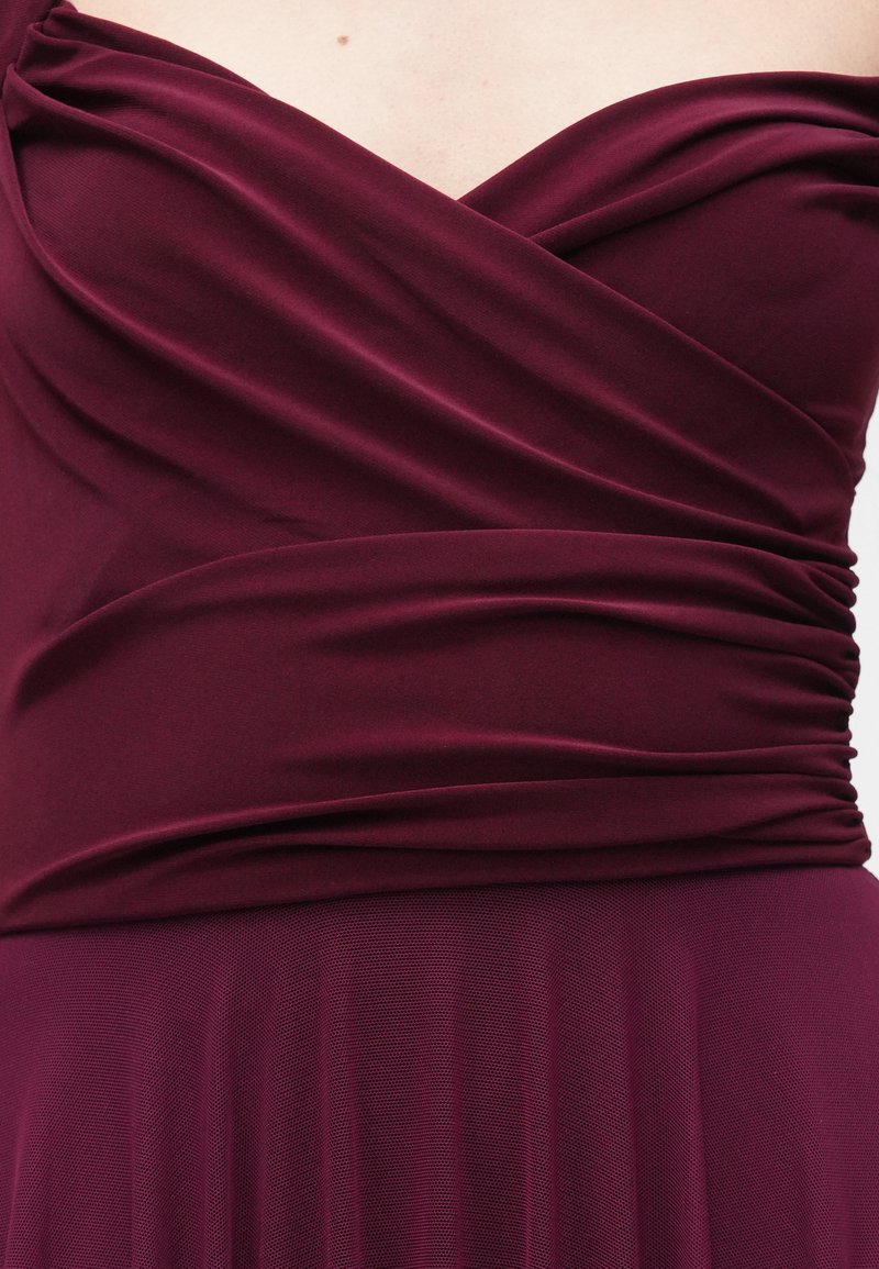 Bordeauxrotes Kleid mit einem drapierten und plissierten Oberteil, das glattes, weiches Stoffmaterial sowie ein schulterfreies Design mit gerafften Details aufweist.