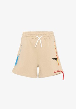 Beige korte broek met elastische taille, witte aantrekkoord, blauwe kwast aan de linkerkant, rode en gele gestikte kwasten aan de rechterkant, en een kleine zwarte borduursel.