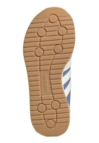 Suola in gomma con un modello testurizzato, caratterizzato da punti di presa circolari e scanalature; strisce blu e bianche lungo il lato.