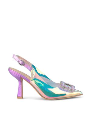 Pump slingback olografico con punta appuntita, materiale trasparente, tacco viola sfumato e cinturino decorato con cristalli quadrati.