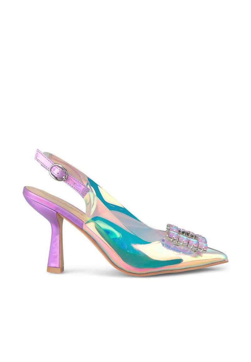 Pump slingback olografico con punta appuntita, materiale trasparente, tacco viola sfumato e cinturino decorato con cristalli quadrati.