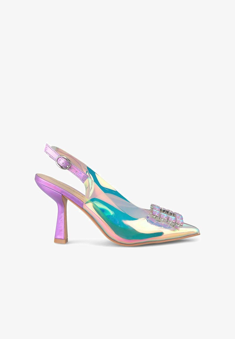 Pump slingback olografico con punta appuntita, materiale trasparente, tacco viola sfumato e cinturino decorato con cristalli quadrati.