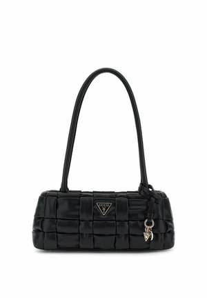 Borsa a tracolla nera trapuntata con forma rettangolare, caratterizzata da una texture liscia, doppi manici e una placca con logo con un ciondolo attaccato.