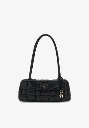 Sac à main noir matelassé de forme rectangulaire, présentant une texture lisse, des poignées doubles et une plaque de logo avec un charm accroché.