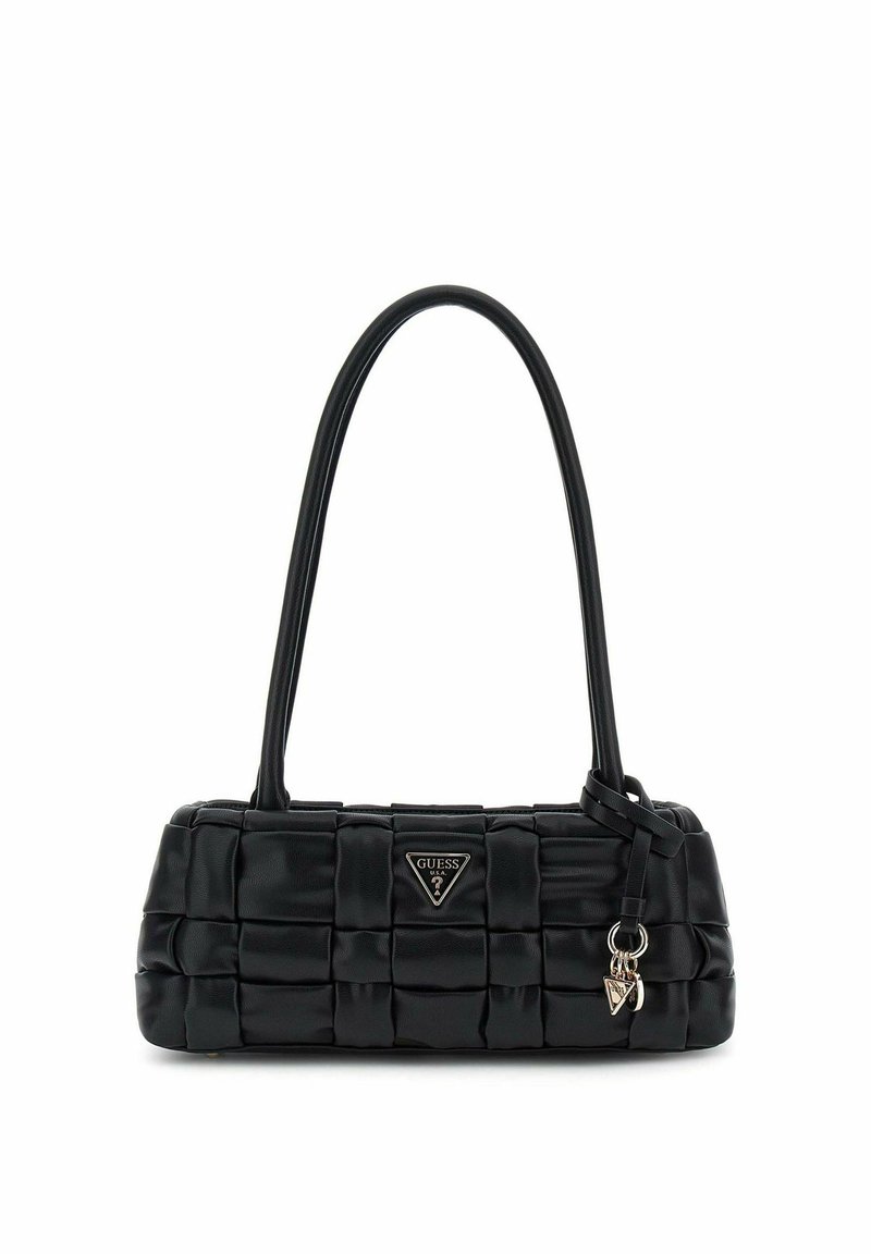 Borsa a tracolla nera trapuntata con forma rettangolare, caratterizzata da una texture liscia, doppi manici e una placca con logo con un ciondolo attaccato.