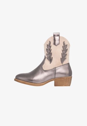 Metaalgrijs leren cowboylaars met een beige suède bovenwerk, decoratieve bladstiksel en een lage blokhak. Zij-insert voor gemakkelijk aantrekken.