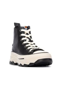 Zapatillas altas negras con cordones blancos, parte superior de cuero texturizado, suela gruesa y acentos de suela en contraste. Presenta un tirador y un detalle de logo.