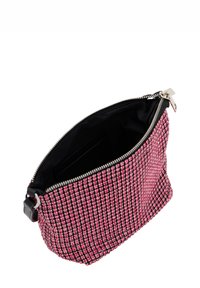 Rózsaszín, rhinestone díszítésű clutch táska csillogó külsővel, egy szilárd fekete belső résszel és ezüst cipzárral. Kompakt és téglalap alakú.