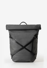 Zaino grigio arollo realizzato in materiale opaco e resistente. Presenta fasce incrociate e un logo in rilievo discreto nella parte anteriore.
