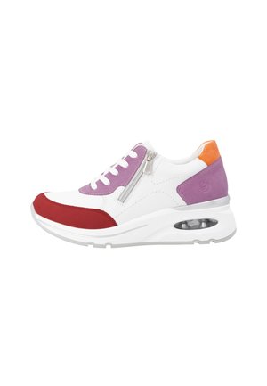 Chaussure de sport blanche avec des accents rouges, violets et orange, en matériau texturé, avec un col rembourré, des lacets et un détail zippé sur le côté.