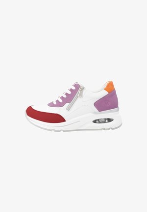 Witte sportieve schoen met rode, paarse en oranje accenten, textuurmateriaal, gewatteerde kraag, veters en een ritssluiting aan de zijkant.