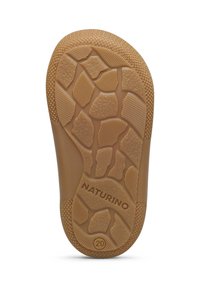 Gummisohle in Hellbraun mit einem strukturierten Muster aus unterschiedlichen Formen und Größen für besseren Grip. "Naturino" und die Größe "20" sind an der Seite markiert.