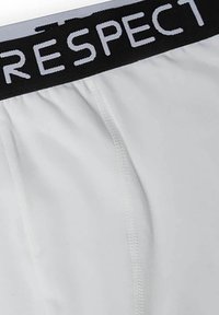 Białe bokserki z czarnym elastycznym pasem, na którym widnieje słowo "RESPECT" w białym kolorze. Gładka tkanina z minimalną ilością szwów.