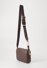 JOOP! VIVACE CLOE  - Taška s příčným popruhem - seal brown