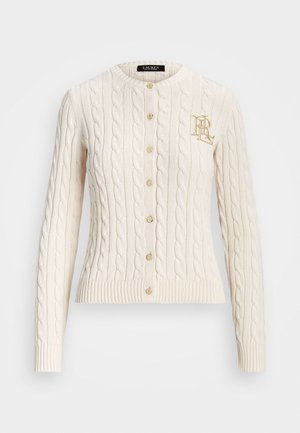 Cremfarbener Kabelausschnitt-Cardigan mit Rundhalsausschnitt, langen Ärmeln, Knopfverschluss vorne und einem kleinen goldenen Logo auf der linken Seite.