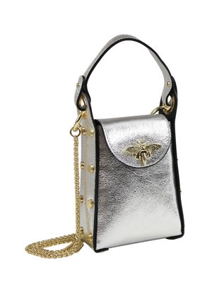 Sac à main en métal argenté avec des accents noirs, doté d'une poignée supérieure, d'une chaîne en bandoulière, d'étoiles dorées et d'un emblème décoratif en forme d'abeille sur le rabat.