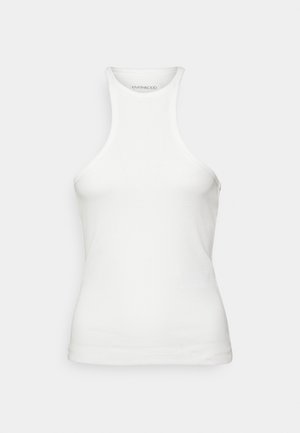 Weißes, geripptes Tanktop mit hohem Ausschnitt und ärmellosem Design. Hat eine taillierte Form und eine glatte Textur. Markenetikett am Hals.