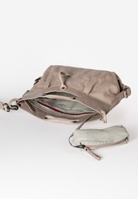 Beige leren schoudertas met een zachte textuur, verstelbare schoudertas en interieurzak met een rode rits; inclusief een kleine bijpassende pouch.