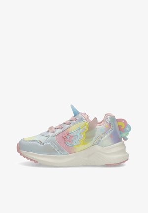 Zapatillas de arcoíris en tonos pastel para niños, con detalles de alas y estrellas, un cuerno de unicornio en la lengüeta y una decoración de talón en forma de arcoíris multicolor.