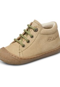 Béžová semišová vysoká bota s zelenými tkaničkami, kulatou špičkou a texturovanou gumovou podrážkou. Obsahuje prošívané akcenty a logo na boku.