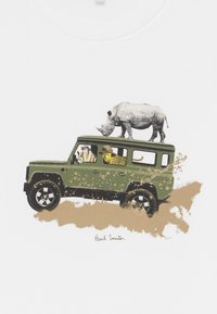 Biała koszulka z grafiką zielonego pojazdu terenowego, na którym znajduje się nosorożec, a wewnątrz są zebra i lew.
