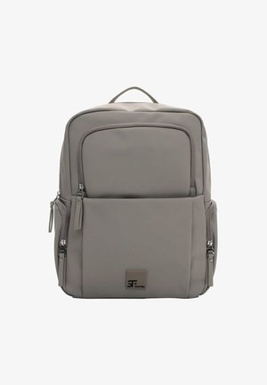 Szary nylonowy plecak z wieloma zamykanymi na zamek kieszeniami, gładką teksturą i prostokątnym kształtem. Na przodzie znajduje się naszywka z logo.