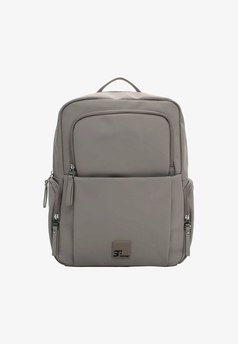 Szary nylonowy plecak z wieloma zamykanymi na zamek kieszeniami, gładką teksturą i prostokątnym kształtem. Na przodzie znajduje się naszywka z logo.
